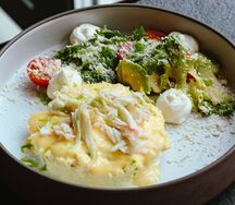 Скрэмбл с крабом, пармезаном и голландским соусом