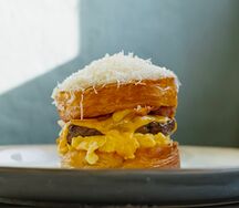 Круассан с говяжьей котлетой, беконом и скрэмблом