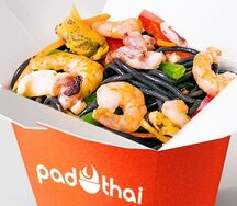 Морепродукты в кисло-сладком соусе с чернильной лапшой
