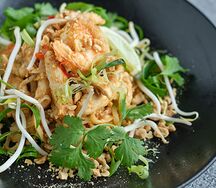 Рисовая лапша Пад тай с креветками и курицей