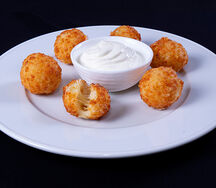Сырные шарики с чесночным соусом