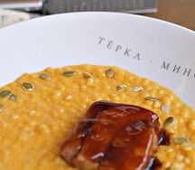 Птитим с соусом из тыквы, индейкой и сыром рокфорти