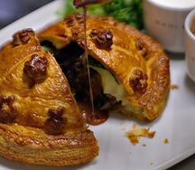 Пирог с бараниной, картофелем и соусом Жю-лие 