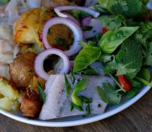 Филе сельди с мятым картофелем и маринованными овощами 