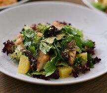 Салат с цыплёнком и маринованным ананасом