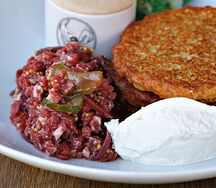 Тёртые оладьи из картофеля с тартаром из говядины