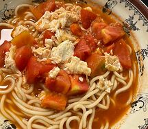 Лапша с жареными помидорами и яйцом