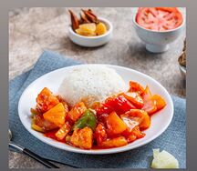 Жареная курица в кляре сладком соусе с ананасом и рис