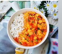 Жареная яйцо с помидором и рис