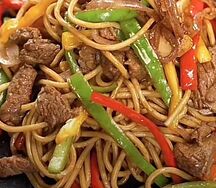Жареная лапша с говядиной и овощами