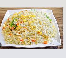 Янчжоу жареный рис с овощами