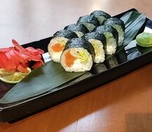 Ролл с Лососем и Такуаном