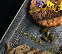 Тартар из лосося с муссом из гуакамоле