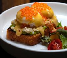 яйцо Бенедикт с камчатским крабом , красной икрой и зелёным салатом