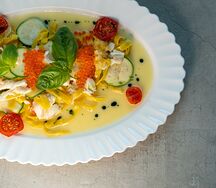 Паста с камчатским крабом, бэби-цукини и красной икрой 