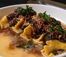 Равиоли с говяжьей щекой и сезонными грибами