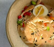 Бульон с фермерским кроликом, овощами и лапшой 