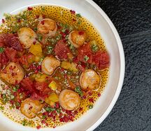 Гребешки с кремом из красного апельсина, чиа и крамбл из тархуна