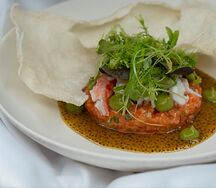 Тартар из форели с камчатским крабом и красной икрой 