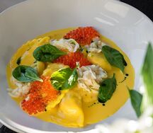 Вареники с морепродуктами и соусом Beurre Monte