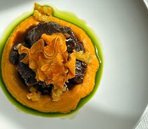Говяжья щека с кремом из батата в мясном соусе с кедровыми орехами 