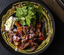 Салат с говядиной, печёными баклажанами и страчателлой
