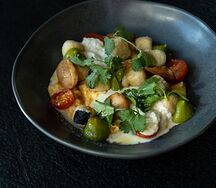 Скрембл с печёным баклажаном, вешенками и страчателлой