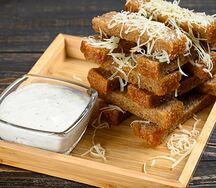 Гренки с чесночным соусом