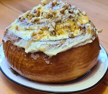 Синнабон с карамелью и орехом