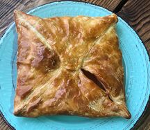 Слойка с беконом и сулугуни