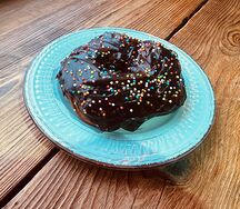 Крученый пончик с маком и шоколадом
