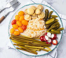 Тарелка с соленьями