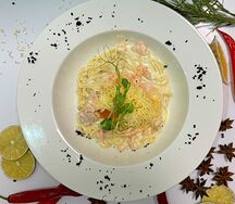 Паста с лососем и красной икрой