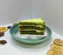 Фисташковый торт с малиной
