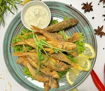 Жареная барабулька с рыбным соусом