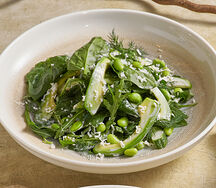 Зеленый салат с ореховым соусом