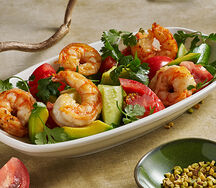 Салат с креветками и сладкими томатами и авокадо