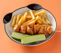 Куриный шашлычок с картофелем фри