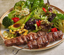 Мангал салат из мраморной говядины с авокадо и кукурузой