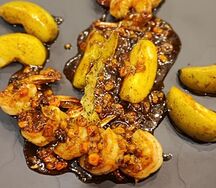 Креветки с карамелизированными дольками яблока и облепихой