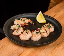 Креветки обжаренные на оливковом масле с чесноком и зеленью