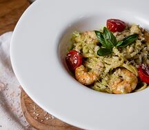 Лингвини с соусом песто,креветками и томатами 