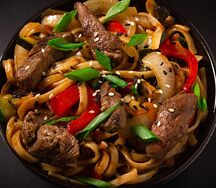 Wok лапша с говядиной