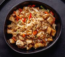 Wok рис с курицей и овощами