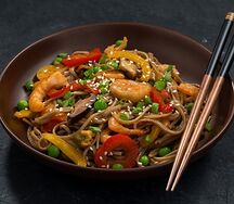 Wok лапша с креветками