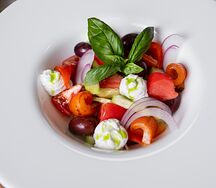 Салат с греческим муссом и свежими овощами