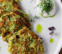 Оладьи из кабачков со сметанным соусом и щучьей икрой