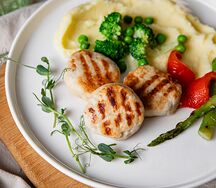 Котлеты из индейки с картофельным пюре и бланшированными овощами