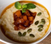 Пшенная каша с тыквенным вареньем и тыквенными семечками 