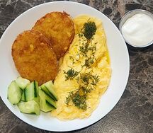 Драник с омлетом и сметаной